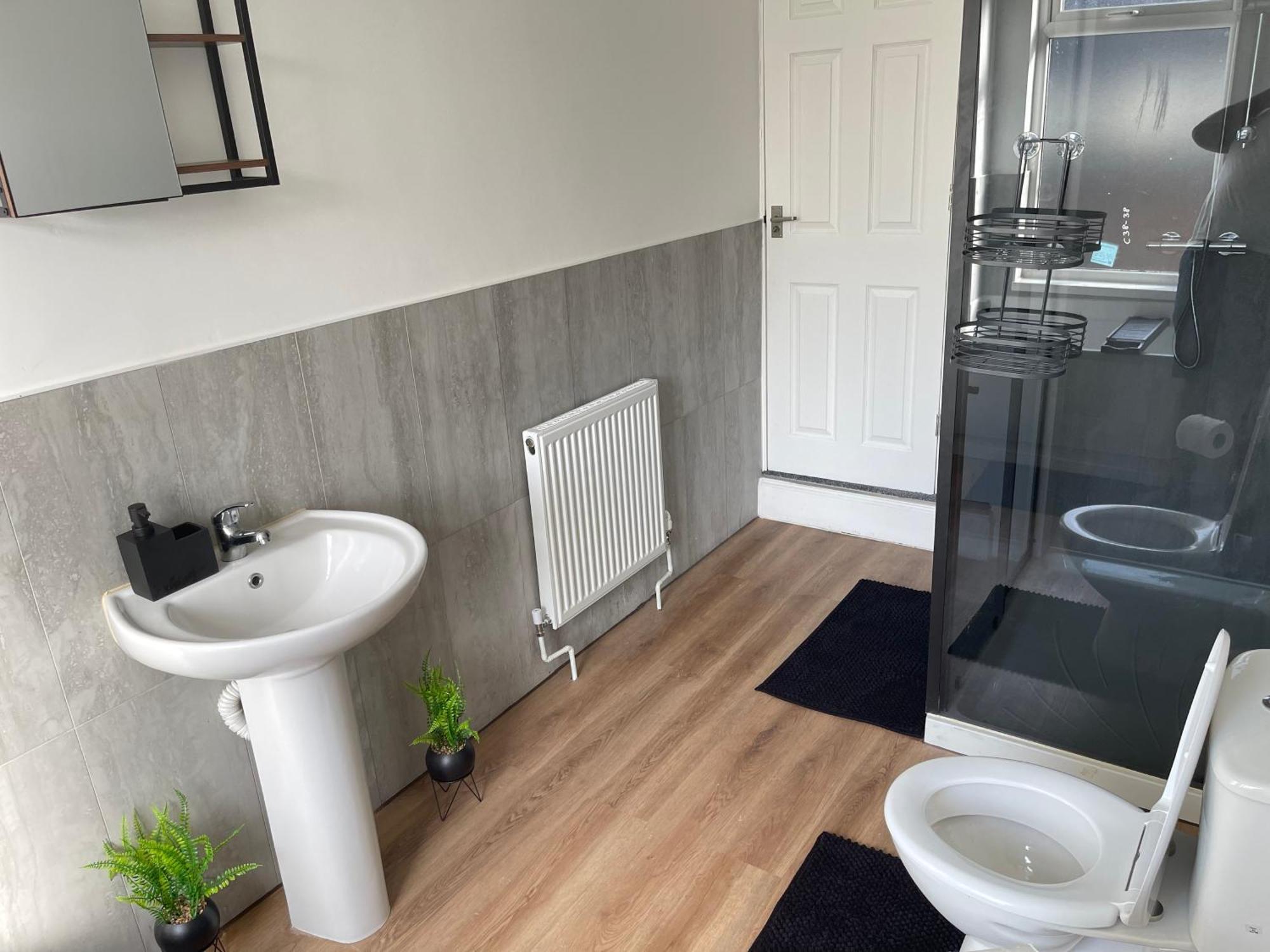 Hometel Digs Morden Comfy Home Can Sleep 11 Leicester Exterior photo